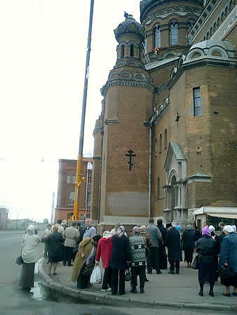 Подъем крестов на купола храма Воскресения Христова у Варшавского вокзала