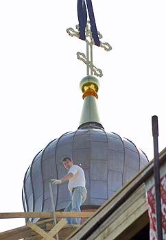 Крест над церковью строящегося гериатрического центра в Токсово