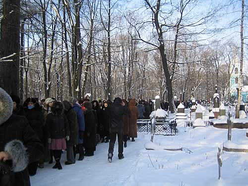 Паломники в очереди к гробнице блаженной Ксении