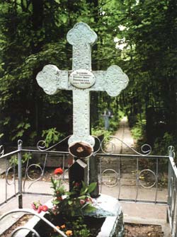 Крест на могиле святой преподобномученицы Марии Гатчинской