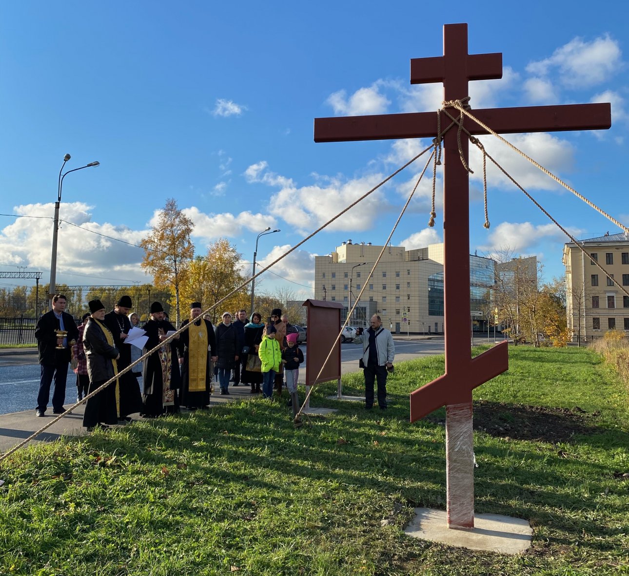 Освящен крест на месте будущего храма святой Марии Гатчинской 
