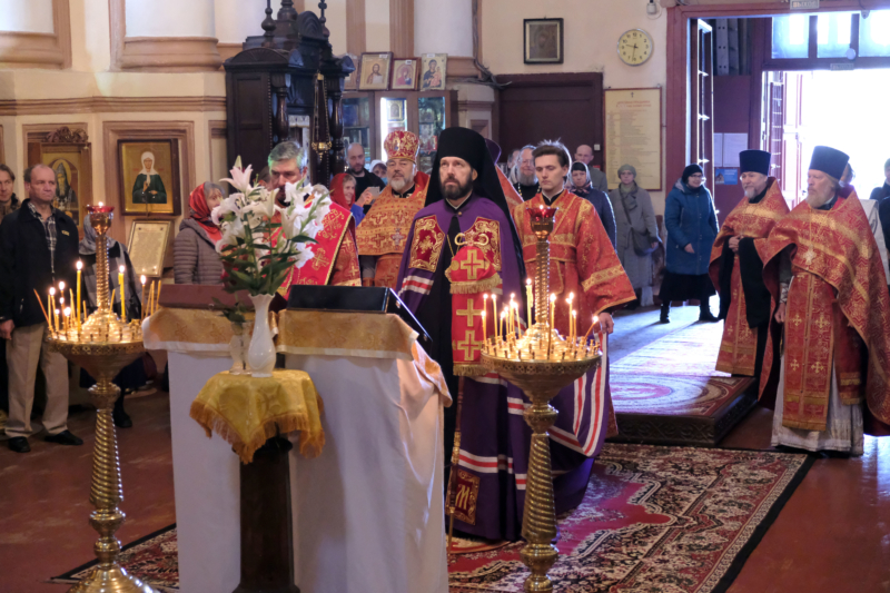 Епископ Митрофан совершил литургию в кафедральном соборе Гатчины
