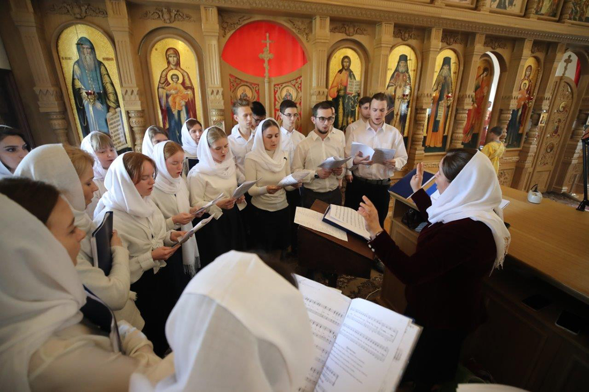 Молодежный хор Исаакиевского собора побывал в Боровичах