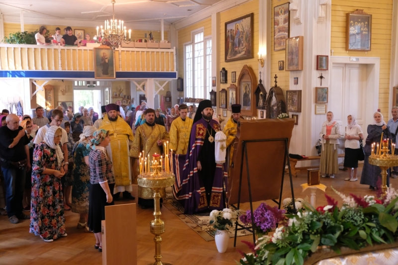 Епископ Митрофан совершил Литургию в Петропавловском храме п. Вырица