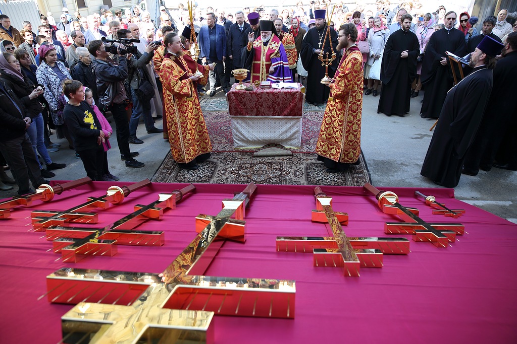 Освящены кресты строящегося храма на Песках
