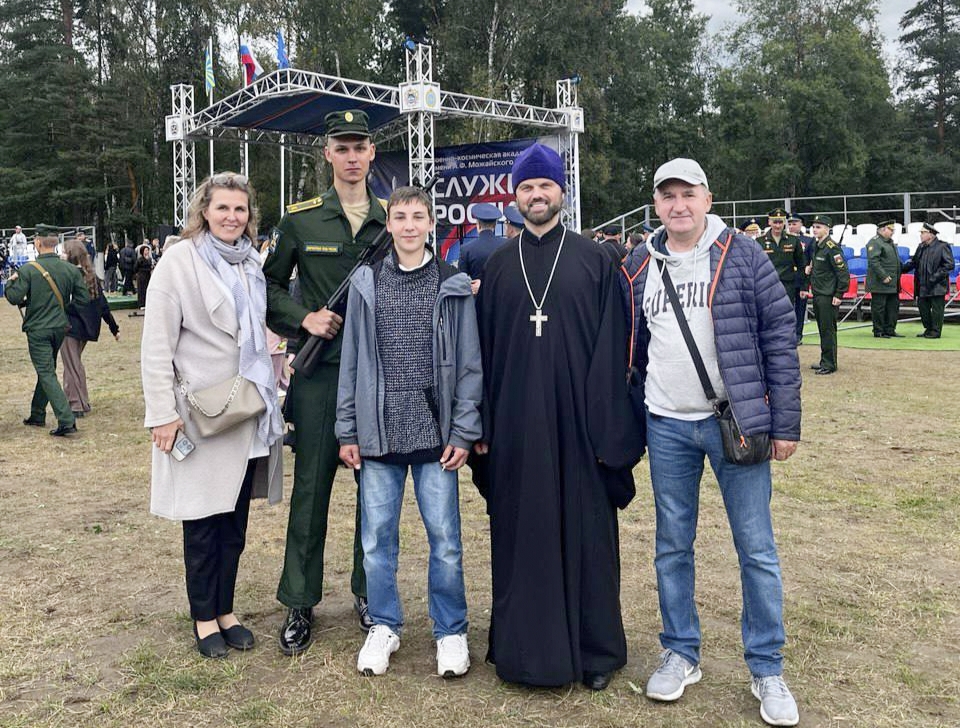 Священник напутствовал курсантов Священник напутствовал курсантов