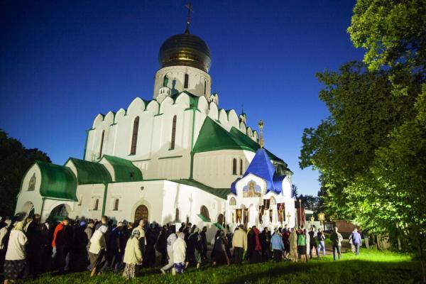 Ночные богослужения в память о царской семье совершены в храмах Санкт-Петербурга