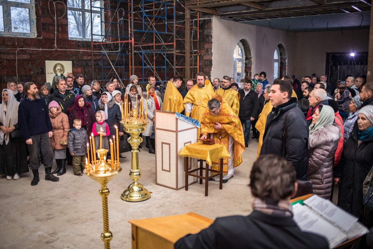В строящемся храме Борисовой Гривы совершена первая литургия