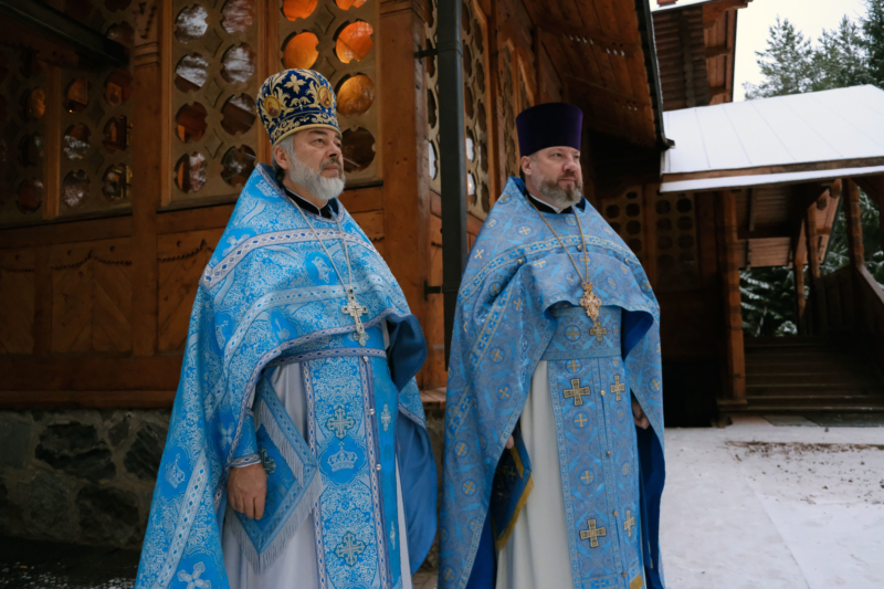 Епископ Митрофан совершил Литургию в Казанском храме Вырицы