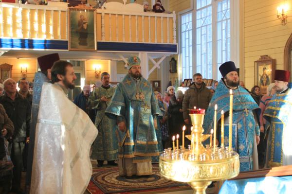 В праздник Сретения Господня епископ Митрофан возглавил Божественную литургию в п. Вырица