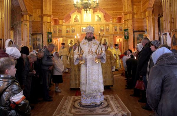 Епископ Митрофан совершил Божественную литургию в Толмачево