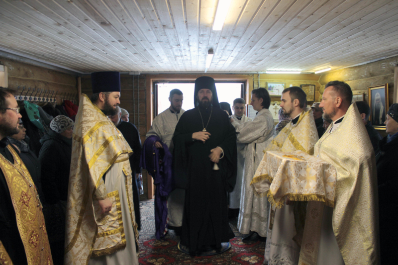 Епископ Митрофан совершил Литургию в храме святых Петра и Февронии Муромских