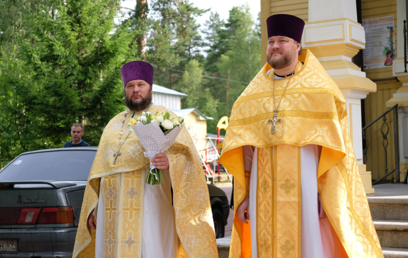 Епископ Митрофан совершил Литургию в Петропавловском храме п. Вырица