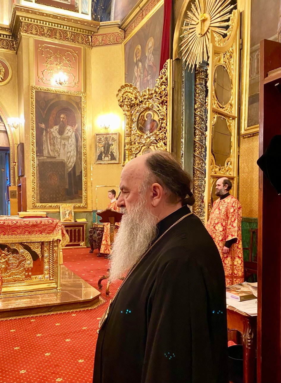 Митрополит Варсонофий молился за Всенощным бдением в Богоявленском соборе Москвы 
