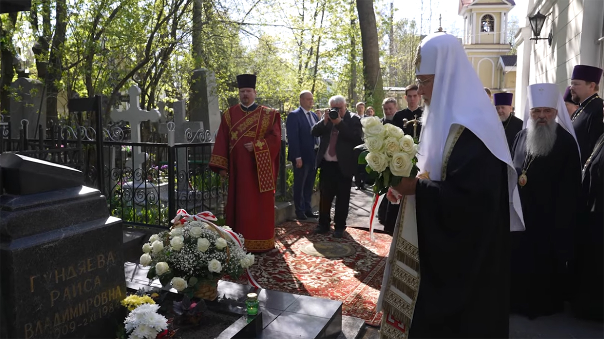 Святейший Патриарх Кирилл посетил Большеохтинское кладбище