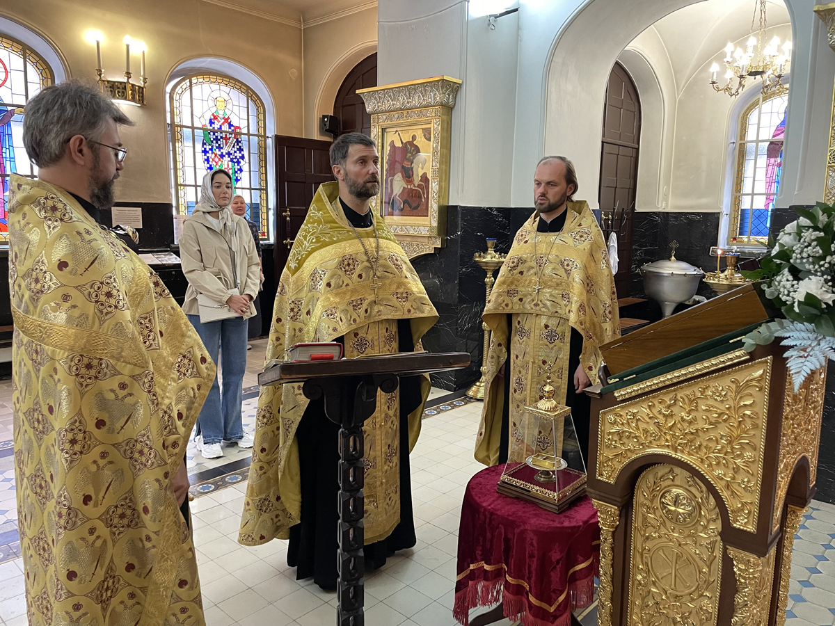 Частица одежды святого Петра Скипетрова передана в Скорбященский храм
