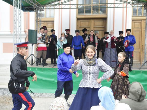 Фестиваль "Играй, отецкая станица!" проходит в Крестовоздвиженском соборе