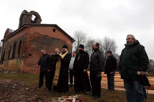 Священники "военного" отдела восстанавливают разрушенный храм