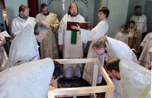 В день Святого Духа епископ Митрофан освятил Покровский храм Мариенбурга