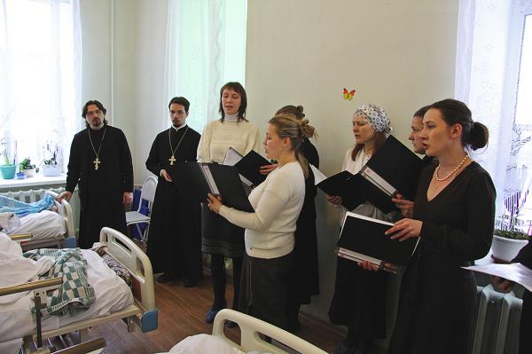 Молодежный хор порадовал пением пациентов епархиальной больницы