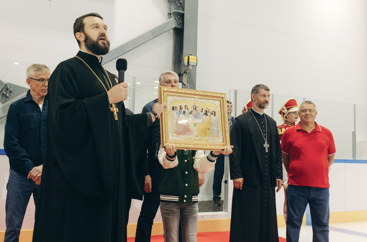 Освящена новая ледовая арена Освящена новая ледовая арена