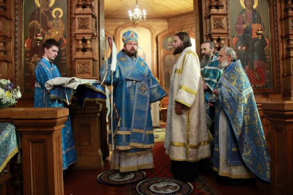 В праздник Казанской иконы Божией Матери епископ Митрофан совершил богослужение в Вырице