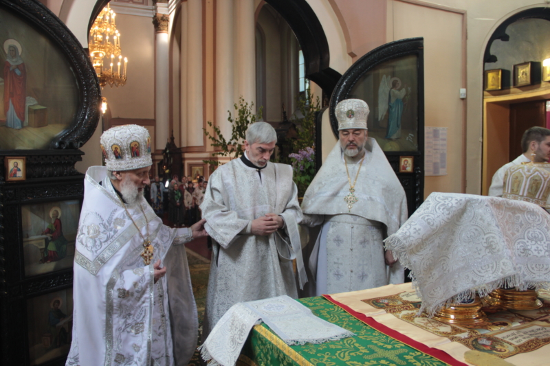 В День Святого Духа епископ Митрофан совершил Литургию в Павловском кафедральном соборе Гатчины