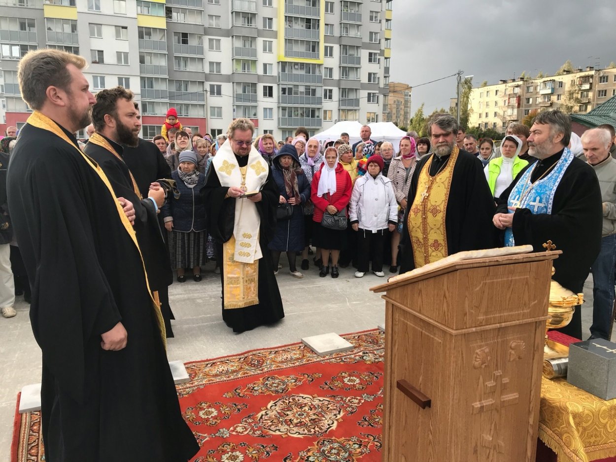 Епископ Игнатий совершил чин освящения закладного камня в основание Александро-Невского храма поселка Романовка