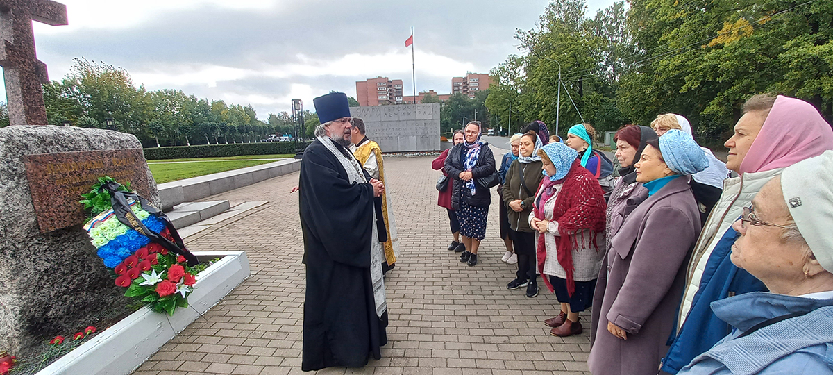 Жертв блокады помянули на Серафимовском кладбище