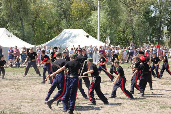 Юные казаки из Санкт-Петербурга побывали в лагере в Ростовской области