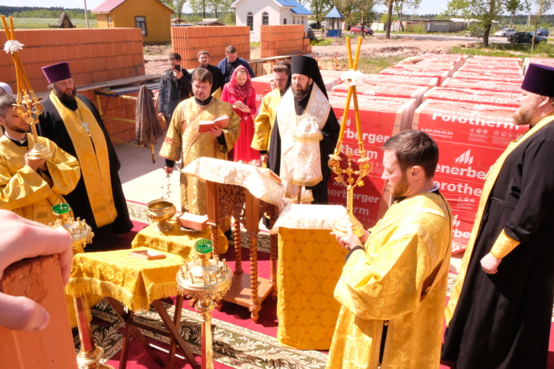 Епископ Митрофан освятил фундамент храма святого воина Феодора Ушакова в поселке Пудость