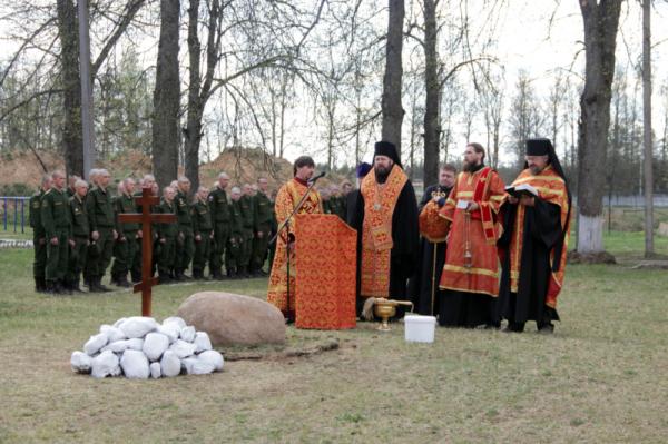 Епископ Митрофан заложил полковой храм в воинской части г. Луга