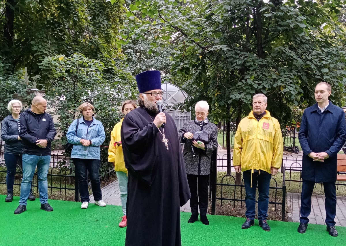 Священник принял участие в открытии детской площадки
