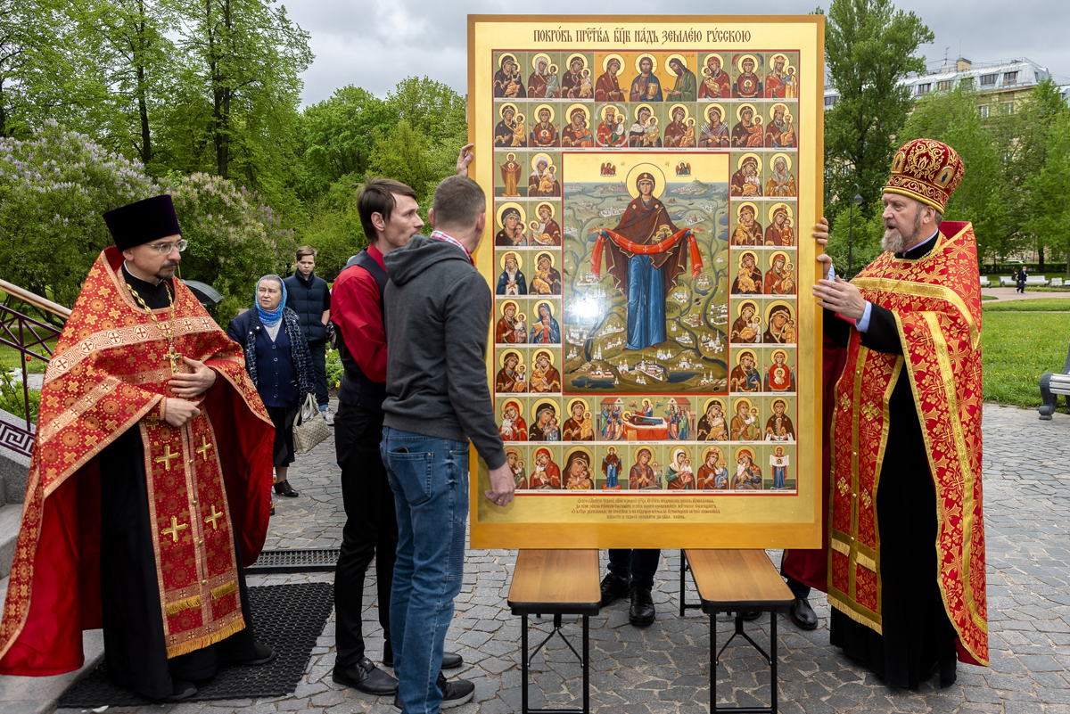 В храме Всех святых, в земле Русской просиявших, встретили новую икону