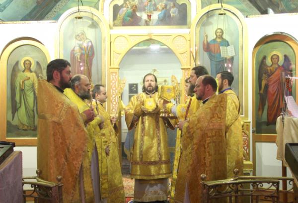 Епископ Митрофан совершил Божественную литургию в Тосно