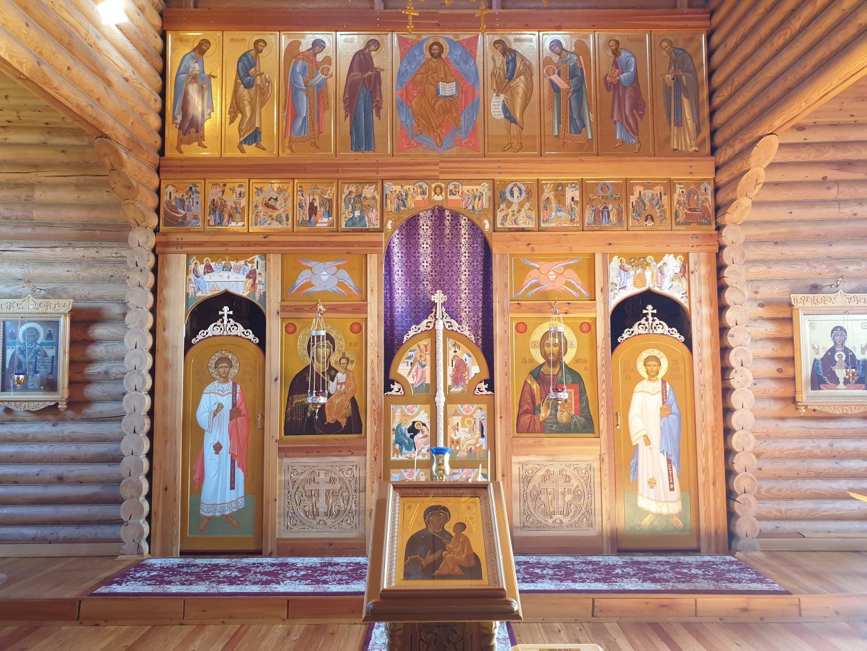 В храме Тихвинской иконы Божией Матери посёлка Красносельское   установлен деисусный ряд иконостаса