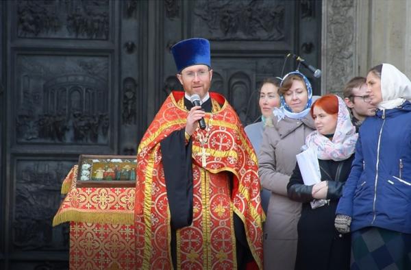 Музыкальное поздравление с днем жен-мироносиц прошло у Казанского собора 