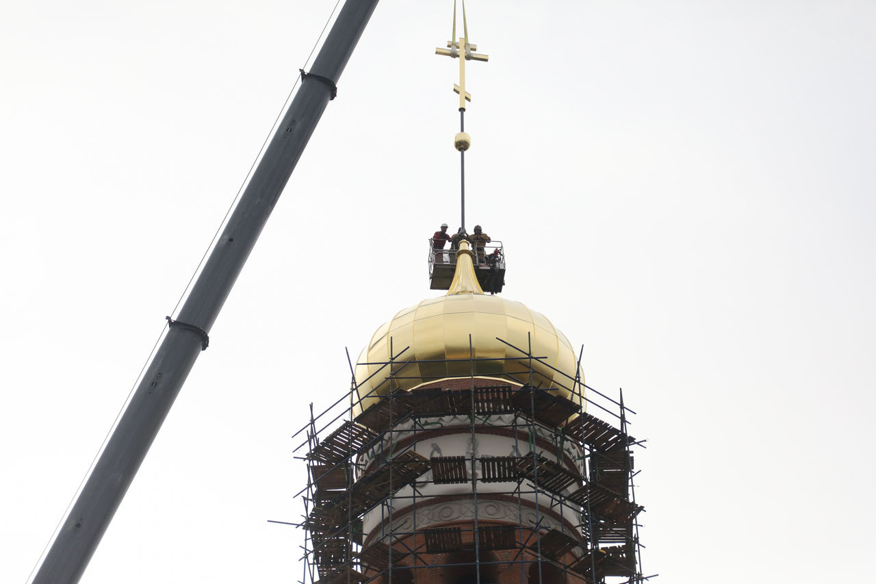 На куполе колокольни Новодевичьего монастыря установлен крест