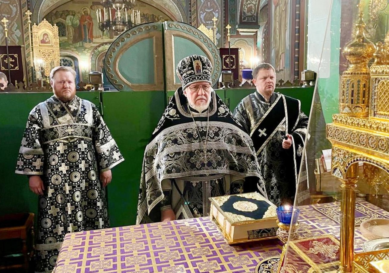Совершена исповедь духовенства Совершена исповедь духовенства