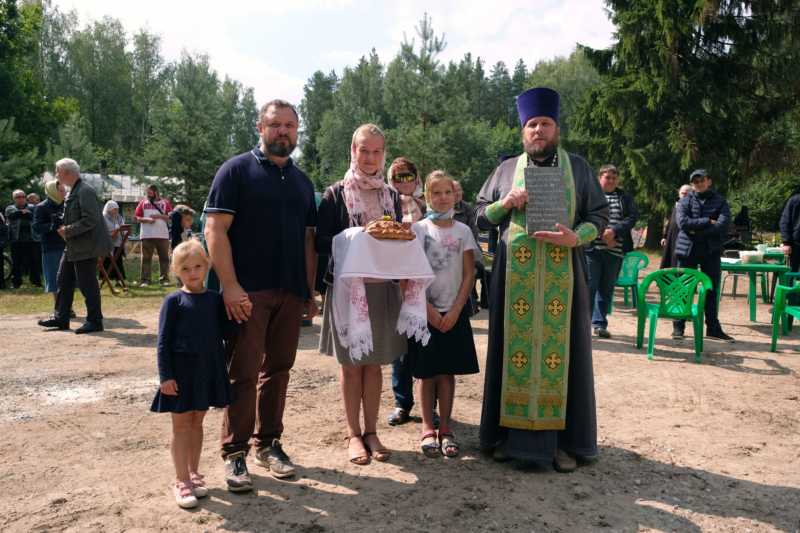 Епископ Митрофан освятил фундамент храма в Больших Полях