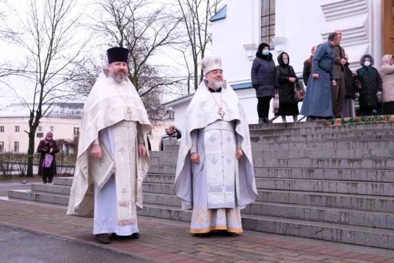 Епископ Митрофан совершил Литургию в Покровском соборе Гатчины