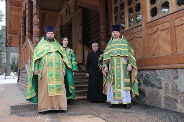 Eпископ Митрофан совершил литургию в Казанском храме Вырицы