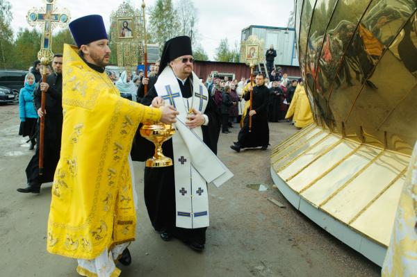 Епископ Выборгский и Приозерский Игнатий  освятил кресты храма святого Иоанна Богослова в Кудрово