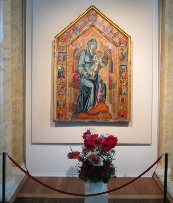 Икона "Мадонна с младенцем на троне" представлена в Эрмитаже после реставрации