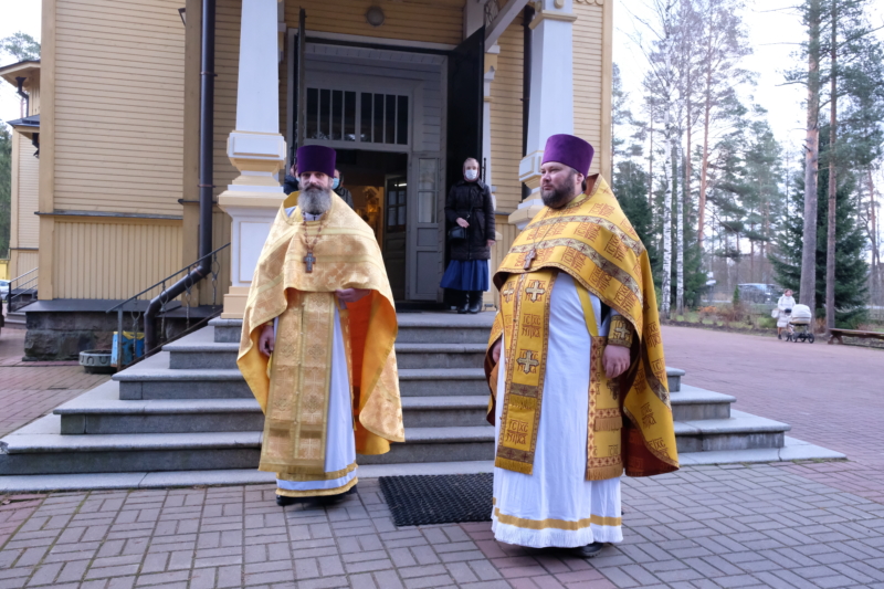 Епископ Митрофан совершил Литургию в Петропавловском храме Вырицы