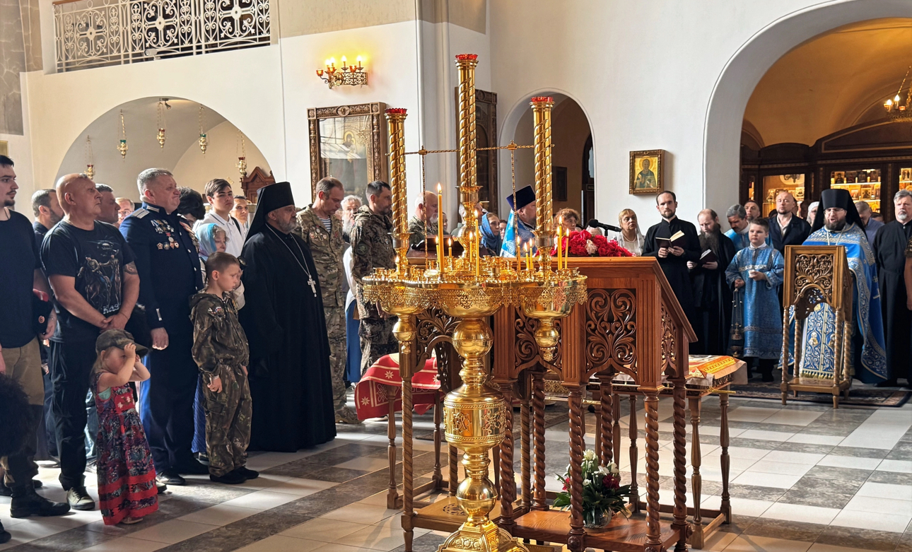Освящены хоругви для воинов СВО Освящены хоругви для воинов СВО