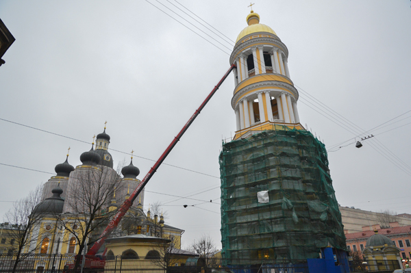 Новый колокол "Владыка" поднят на звонницу Владимирского собора
