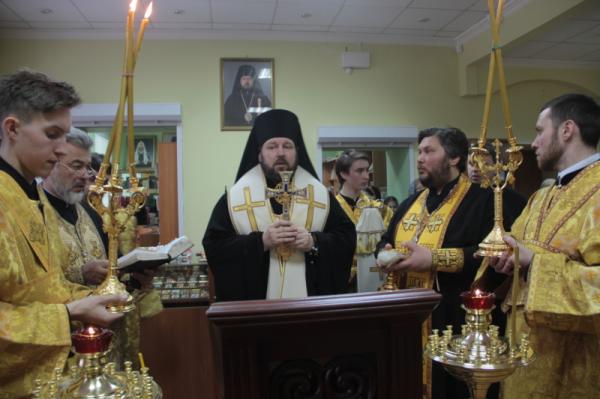 Епископ Митрофан освятил домовый храм епархиального управления