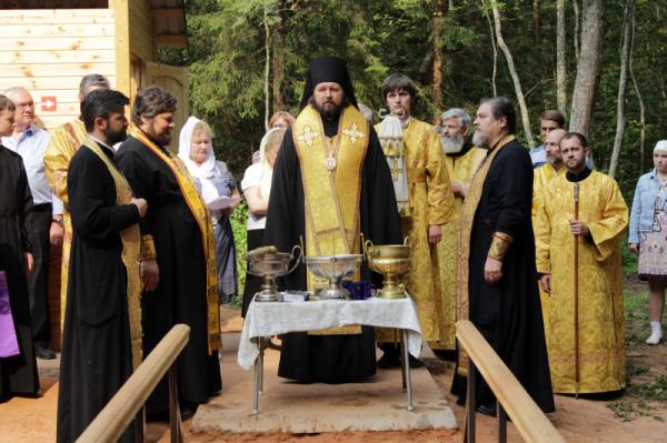 Епископ Митрофан освятил источник и купальню в честь иконы «Живоносный Источник» в п. Рождествено