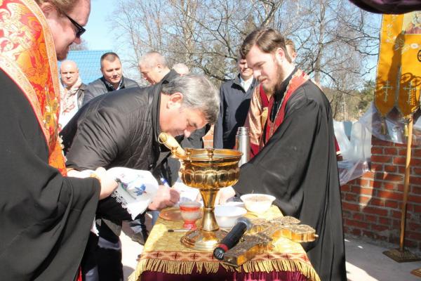 Епископ Игнатий совершил чин освящения закладного камня в основание храма святителя Николая Чудотворца в пос. Рощино